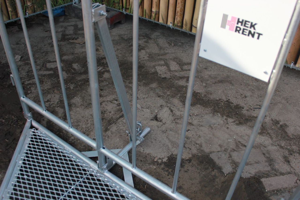 Gouda Veilige en stabiele politie barriers voor evenementen, bouwplaatsen en wegafsluitingen. Flexibele verhuuropties en eenvoudig te plaatsen voor betrouwbare afzetting in elke situatie.